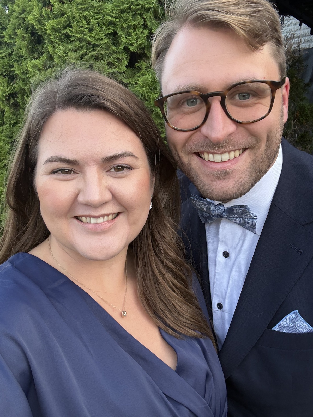 Selfie av oss två, leende och uppklädda